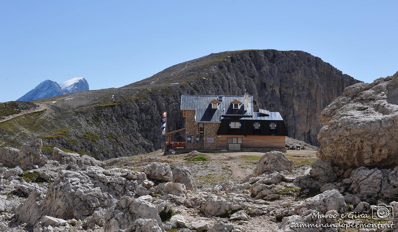 065 Rifugio Antermoia - sullo sfondo la Marmolada.jpg